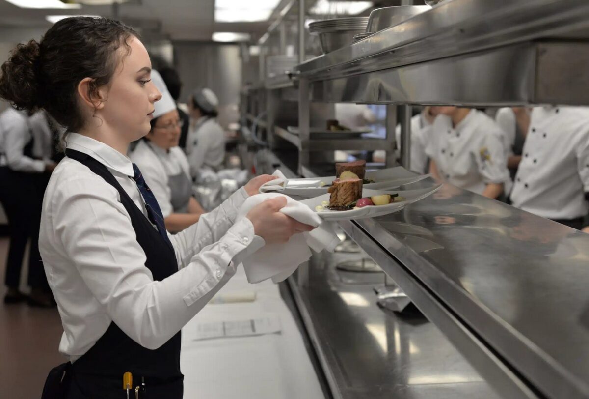 kelner kelnerka praca Szwajcaria