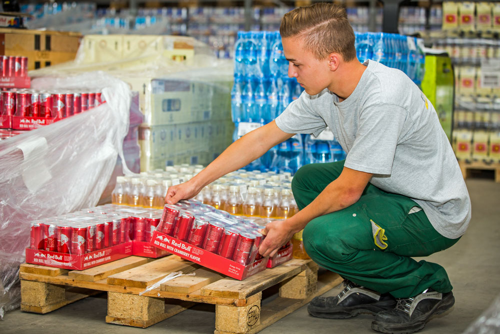 zbieranie zamowien na magazynie hurtownia napojow Szwajcaria 2026