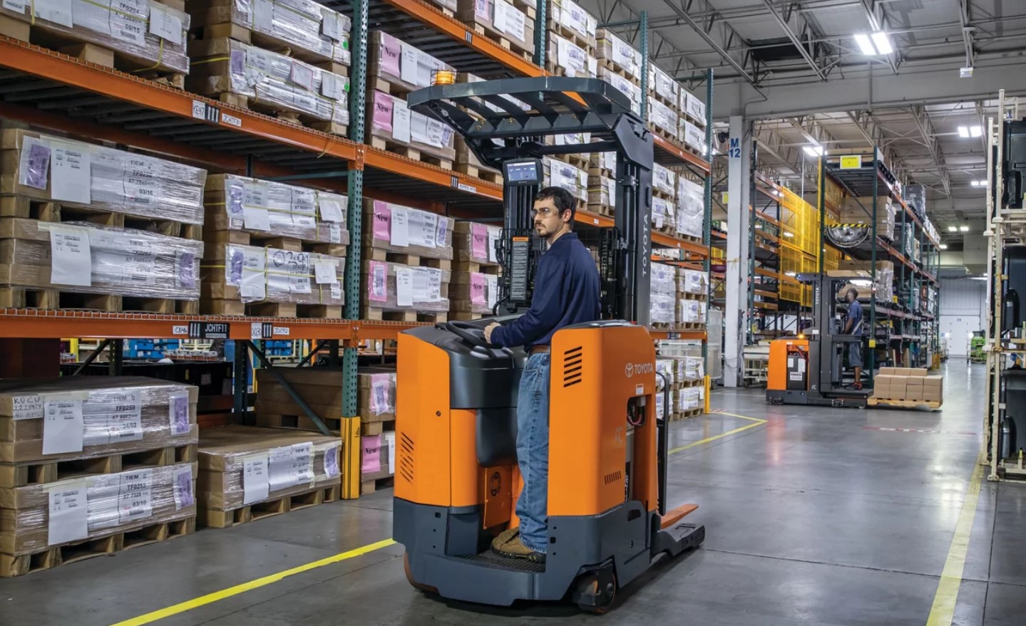 operator wozka widlowego na magazynie meblowym